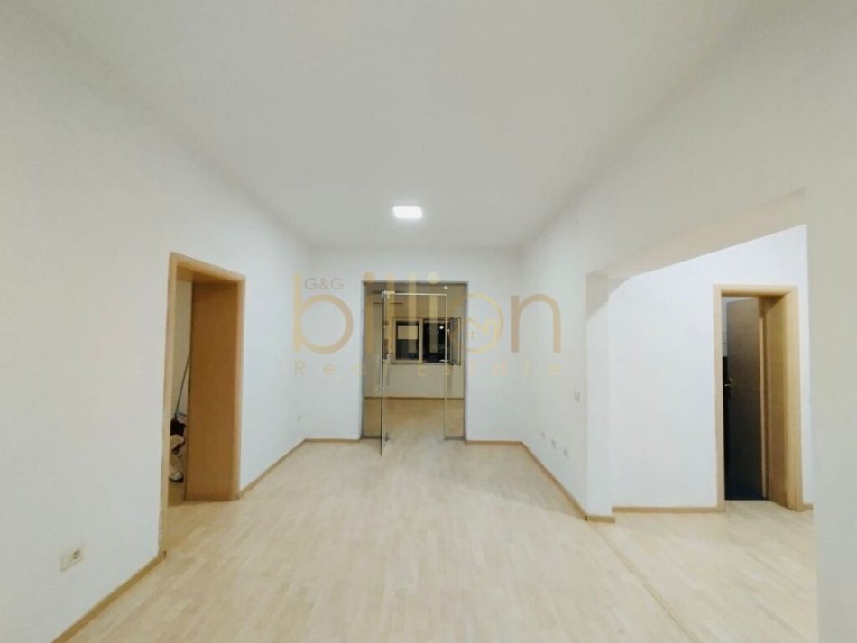 Tirane, jepet me qera apartament 4+1+Ballkon Kati 1, 140 m² 1.000 € (KAFE FLORA, Tirana, Albania)