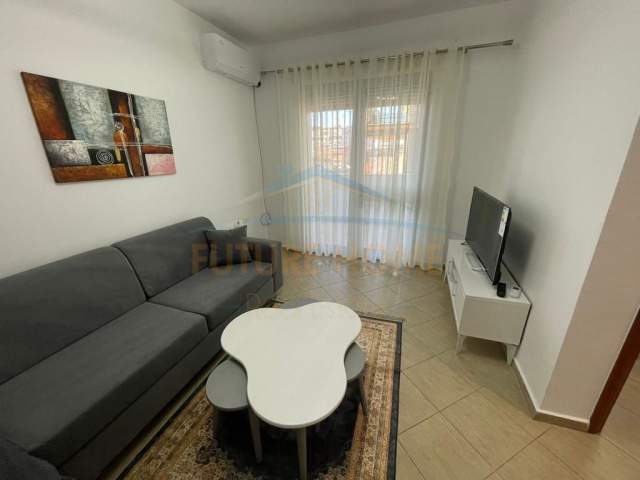 Tirane, jepet me qera apartament 1+1 Kati 4, 70 m² 500 Euro (Rruga e Barrikadave)