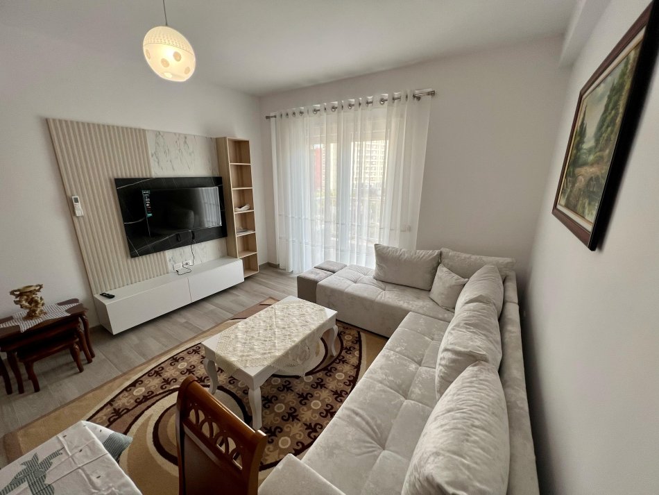 Tirane, jepet me qera apartament 1+1 Kati 4, 70 m² 450 € (rruga 5 maji)