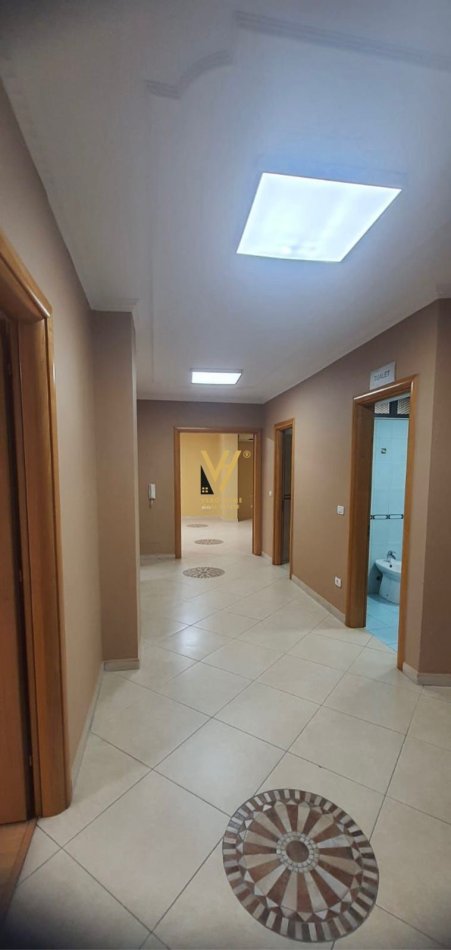 Tirane, jepet me qera zyre Kati 3, 160 m² 1.600 € (QENDER)