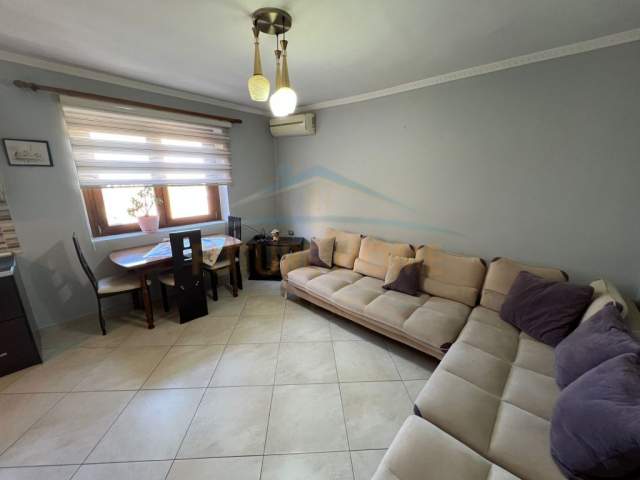 Korce, jepet me qera apartament 3+1+BLK Kati 5, 85 m² 175 Euro (Lagjia 16, Korçë.)