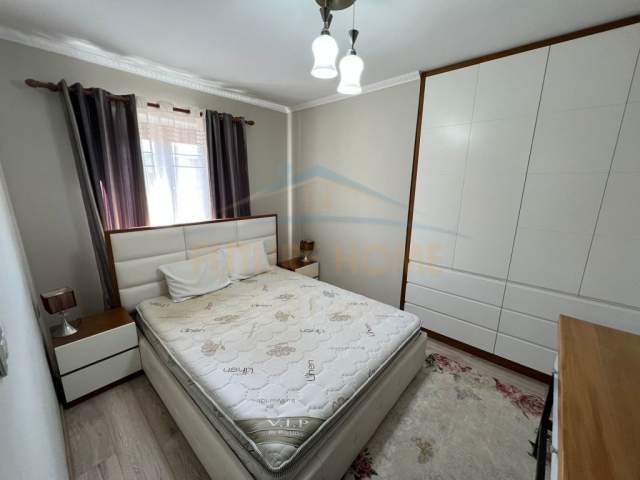 Korce, jepet me qera apartament 3+1+BLK Kati 5, 85 m² 175 Euro (Lagjia 16, Korçë.)