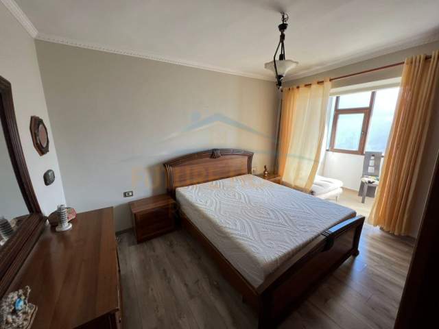 Korce, jepet me qera apartament 3+1+BLK Kati 5, 85 m² 175 Euro (Lagjia 16, Korçë.)