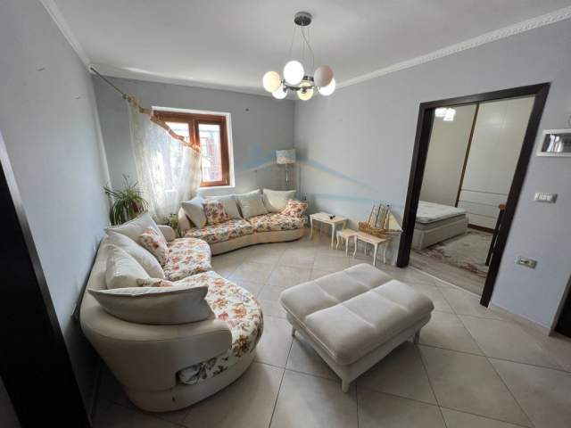 Korce, jepet me qera apartament 3+1+BLK Kati 5, 85 m² 175 Euro (Lagjia 16, Korçë.)