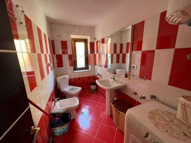 Korce, jepet me qera apartament 3+1+BLK Kati 5, 85 m² 175 Euro (Lagjia 16, Korçë.)