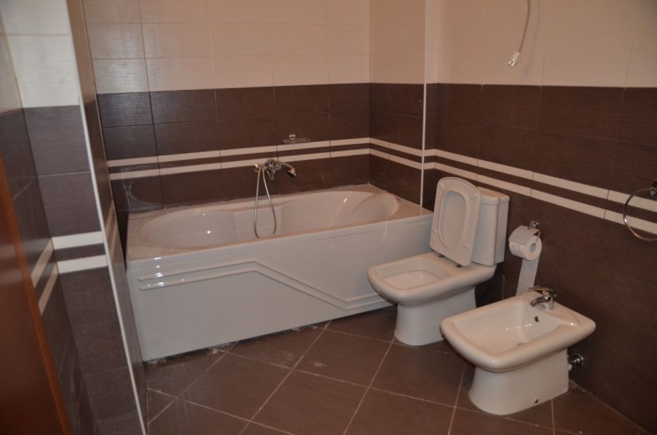 Tirane, jepet me qera apartament 4+1 Kati 5, 210 m² 1.200 € (liqeni i thate)