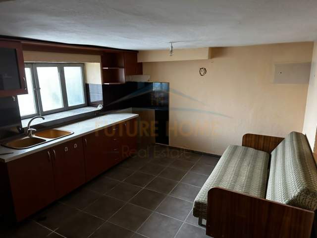 Korce, shitet shtepi 3+1 Kati 2, 140 m² 52.000  (Lagjia 18, Korçë)