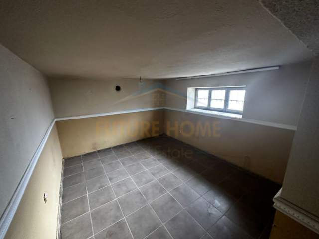 Korce, shitet shtepi 3+1 Kati 2, 140 m² 52.000  (Lagjia 18, Korçë)