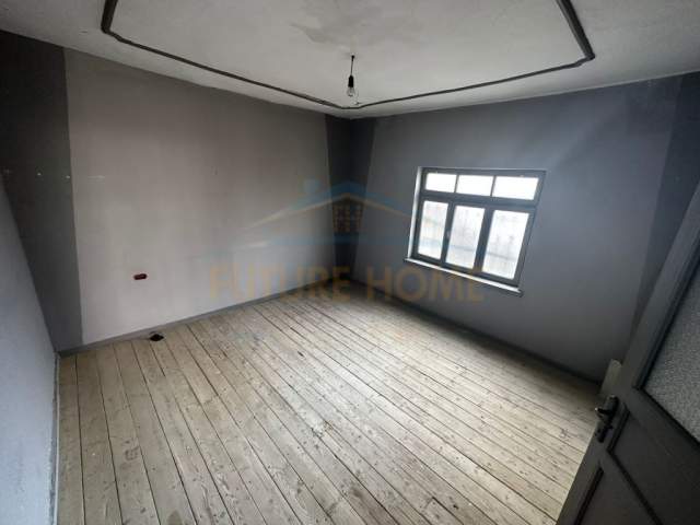 Korce, shitet shtepi 3+1 Kati 2, 140 m² 52.000  (Lagjia 18, Korçë)