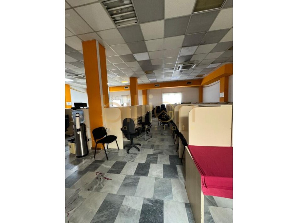 Tirane, jepet me qera ambjent biznesi , 2.500 m² (Bllok)