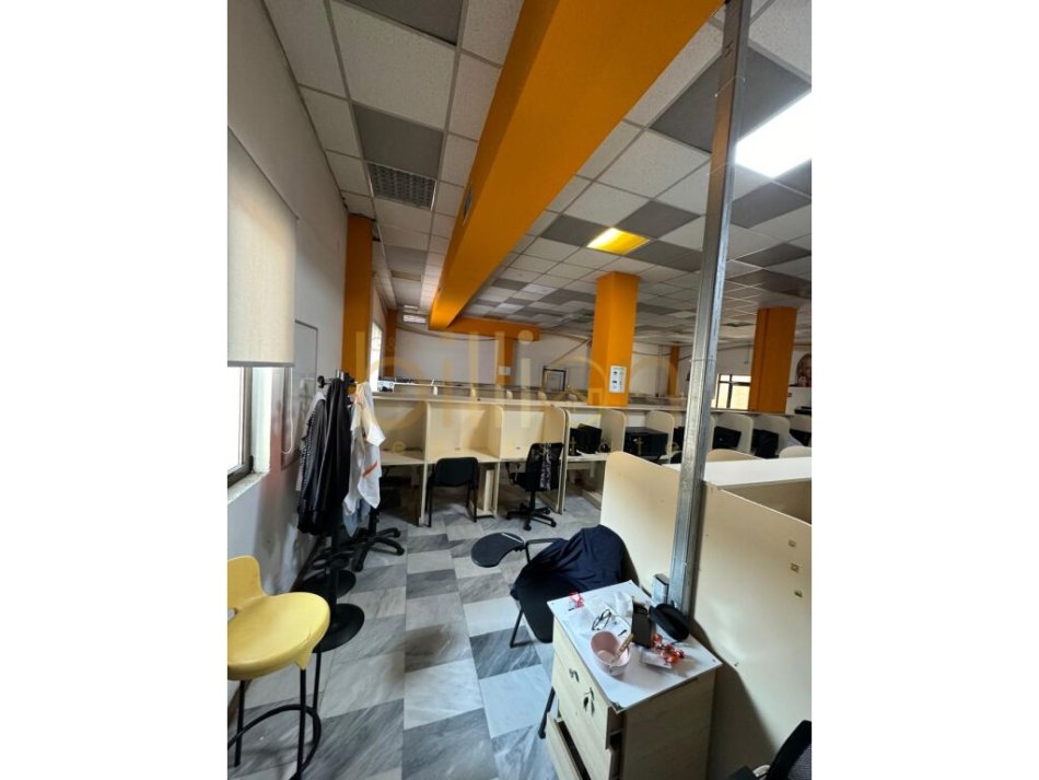 Tirane, jepet me qera ambjent biznesi , 2.500 m² (Bllok)