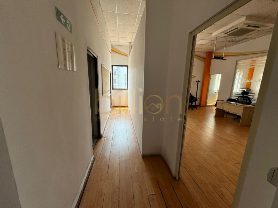 Tirane, jepet me qera ambjent biznesi , 2.500 m² (Bllok)