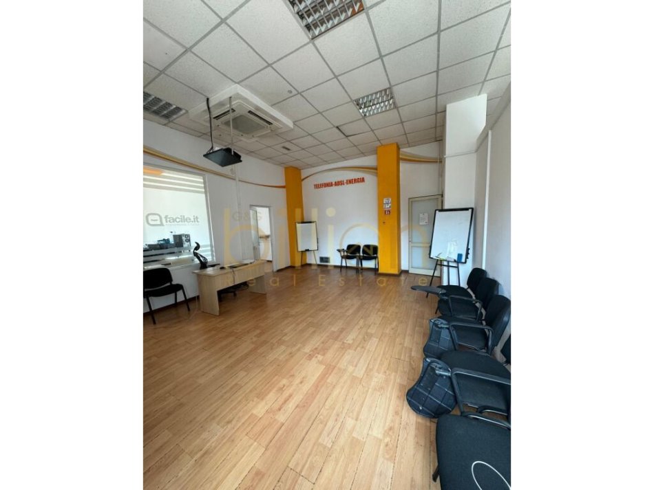 Tirane, jepet me qera ambjent biznesi , 2.500 m² (Bllok)