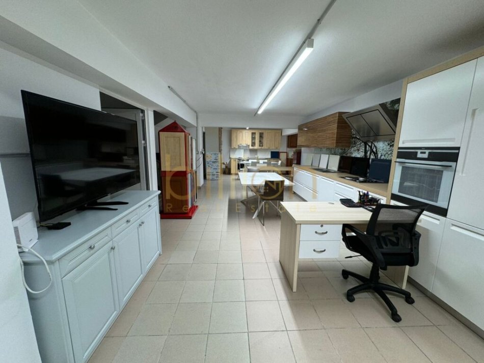 Tirane, jepet me qera ambjent biznesi Kati -1, 250 m² 1.500 € (Rruga Abdyl Frasheri, Tirana, Albania)