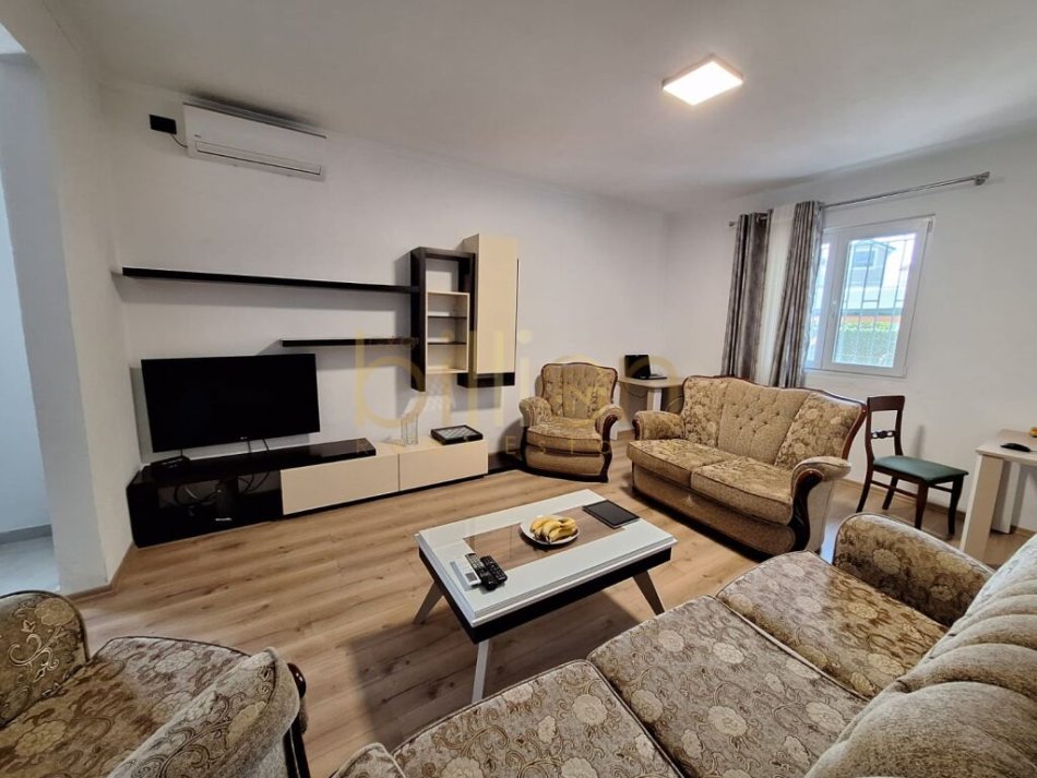 Tirane, jepet me qera shtepi 2+1 Kati 1, 110 m² 800 € (Laprake, Tirana, Albania)