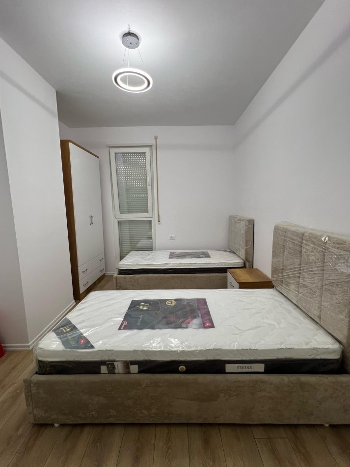Tirane, jepet me qera apartament 2+1+Ballkon Kati 3, 94 m² 450 € (Gryka Kacanikut Univers City I Sapomobiluar)