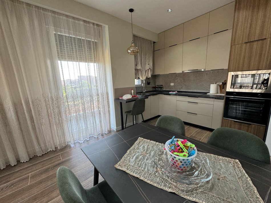 Tirane, jepet me qera apartament 2+1 Kati 3, 90 m² 500 € (ish fusha e aviacionit)