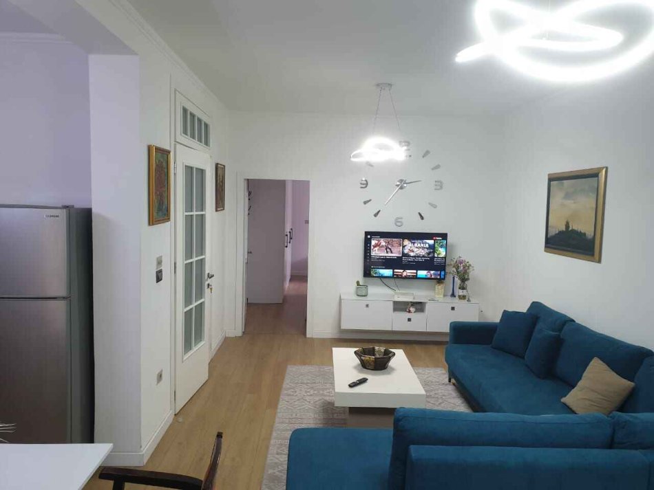 ISH EKSPOZITA 2+1+2+B+V Kati 4, 142 m² 850 € (VETEM ARBRB E NDARE NE 2 AMBIENTE PER 7 PERSONA)
