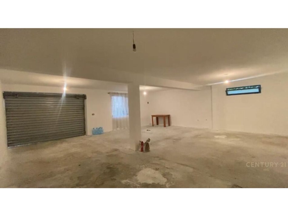 Tirane, jepet me qera ambjent biznesi Kati 0, 100 m² 400 € (magazine ne Selite buze autostrades)