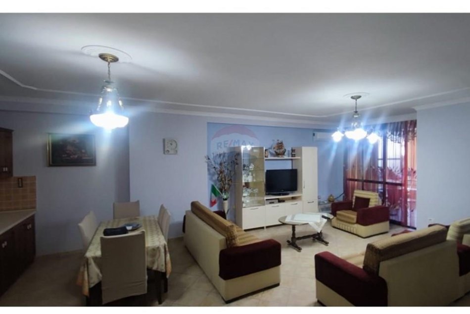 Tirane, jepet me qera apartament 2+1 Kati 5, 110 m² 650 € (21 Dhjetori)