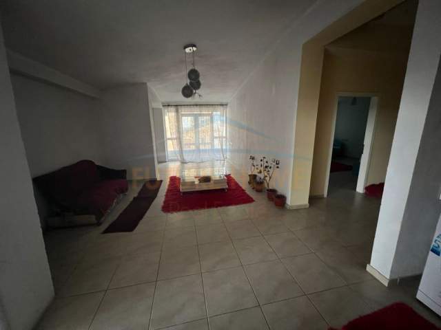 Korce, jepet me qera apartament 3+1 Kati 3, 140 m² 135 Euro (Lagjia 4, Korçë.)