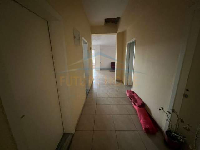 Korce, jepet me qera apartament 3+1 Kati 3, 140 m² 135 Euro (Lagjia 4, Korçë.)