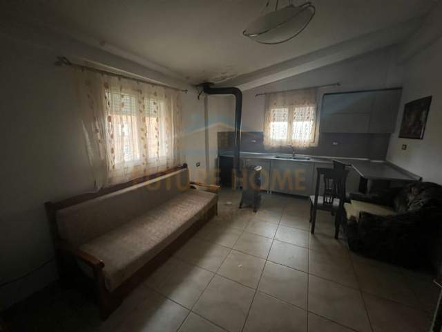 Korce, jepet me qera apartament 3+1 Kati 3, 140 m² 135 Euro (Lagjia 4, Korçë.)