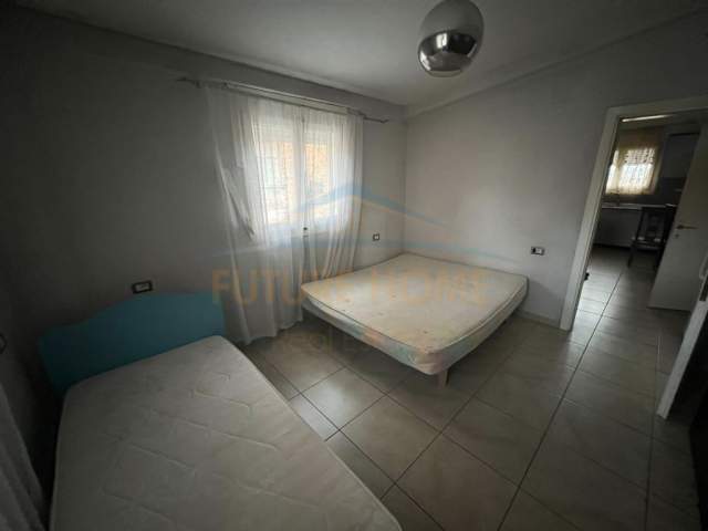 Korce, jepet me qera apartament 3+1 Kati 3, 140 m² 135 Euro (Lagjia 4, Korçë.)