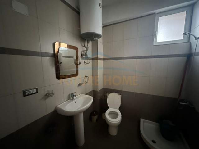 Korce, jepet me qera apartament 3+1 Kati 3, 140 m² 135 Euro (Lagjia 4, Korçë.)