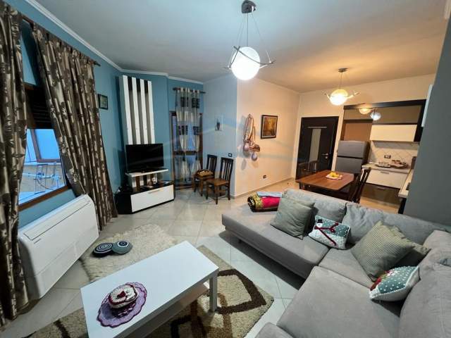 Korce, jepet me qera apartament 2+1+BLK Kati 2, 97 m² 260 Euro (Zona E Trekëndëshit, Korçë)