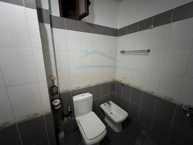 Korce, jepet me qera apartament 2+1+BLK Kati 2, 97 m² 260 Euro (Zona E Trekëndëshit, Korçë)