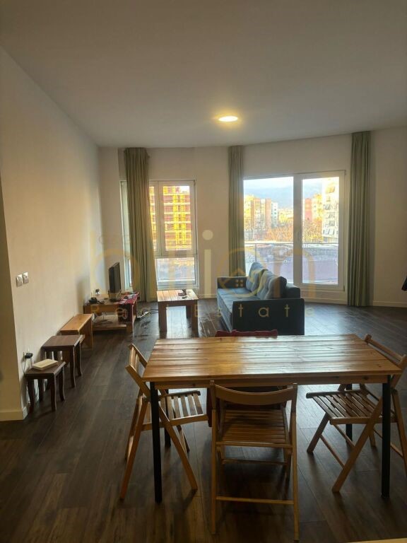 Tirane, jepet me qera apartament 2+1+Ballkon Kati 4, 173 m² 1.000 € (Ish Fusha e Aviacionit)