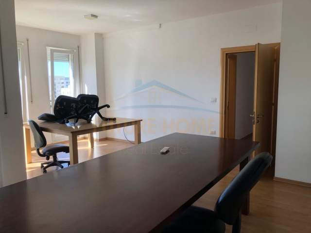Tirane, jap me qera zyre Kati 7, 200 m² 800 Euro (21 Dhjetori)