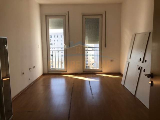 Tirane, jap me qera zyre Kati 7, 200 m² 800 Euro (21 Dhjetori)