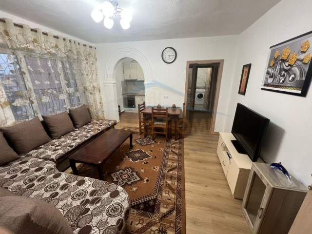 Korce, jepet me qera apartament 2+1+BLK Kati 4, 108 m² 160 Euro (Blloku I Ri I Sportit, Korçë)