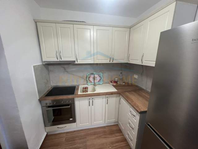 Korce, jepet me qera apartament 2+1+BLK Kati 4, 108 m² 160 Euro (Blloku I Ri I Sportit, Korçë)