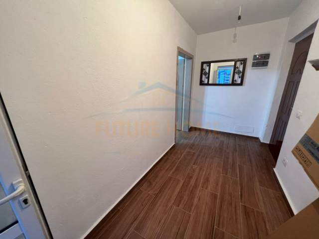 Korce, jepet me qera apartament 2+1+BLK Kati 4, 108 m² 160 Euro (Blloku I Ri I Sportit, Korçë)