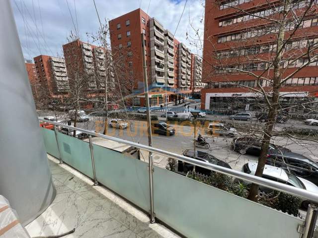 Tirane, jepet me qera ambjent biznesi Kati 2, 57 m² 800 Euro (Rruga e Kavajes)
