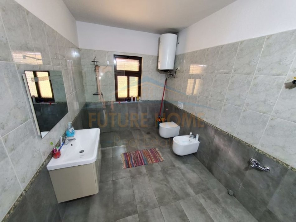 Tirane, shitet Vile 4+1+Ballkon Kati 2, 396 m² 270.000 € (Kombinat)
