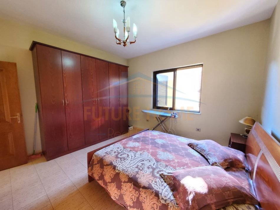 Tirane, shitet Vile 4+1+Ballkon Kati 2, 396 m² 270.000 € (Kombinat)