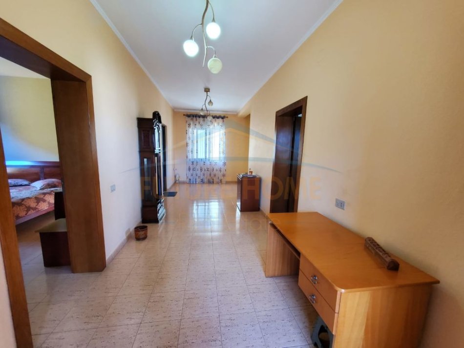 Tirane, shitet Vile 4+1+Ballkon Kati 2, 396 m² 270.000 € (Kombinat)