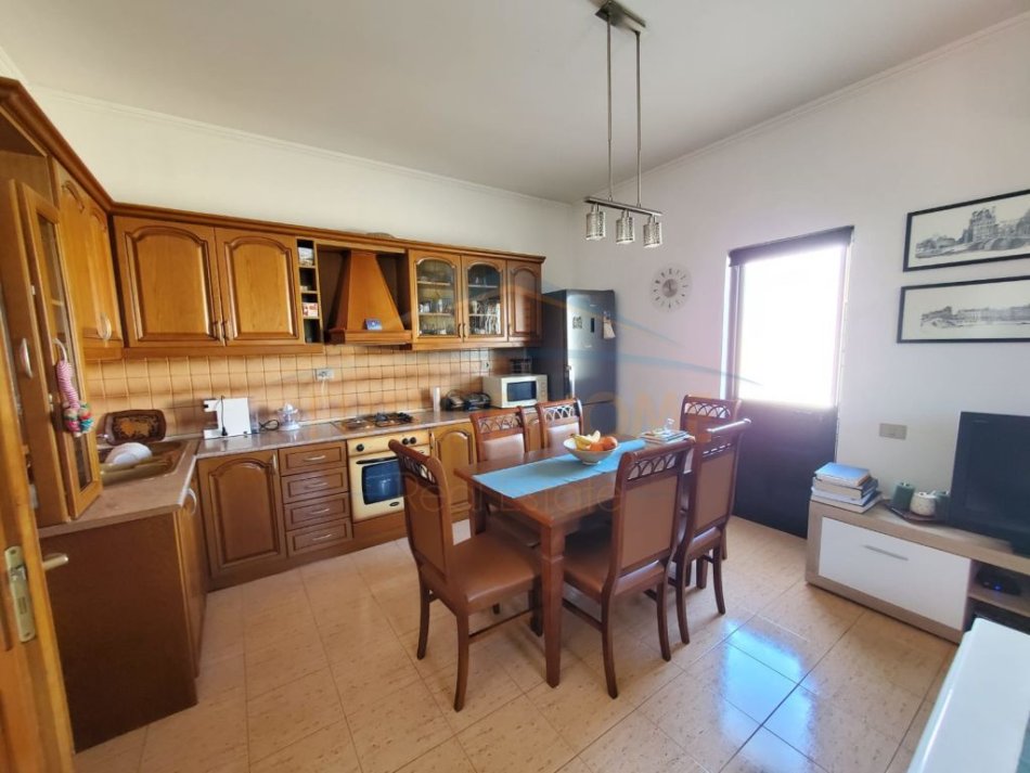 Tirane, shitet Vile 4+1+Ballkon Kati 2, 396 m² 270.000 € (Kombinat)