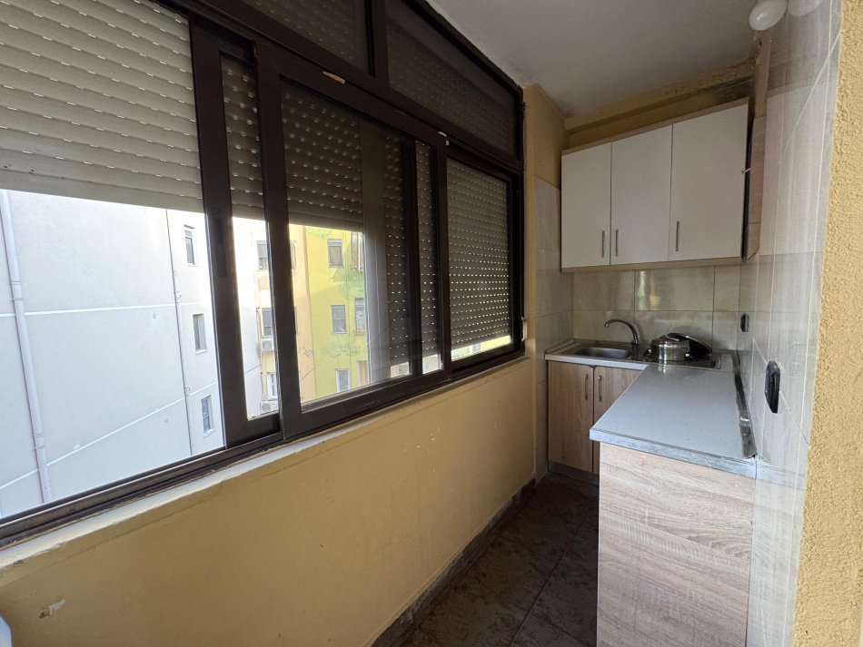 Tirane, jepet me qera apartament 1+1 Kati 5, 60 m² 500 € (Rr Grigor Heba)