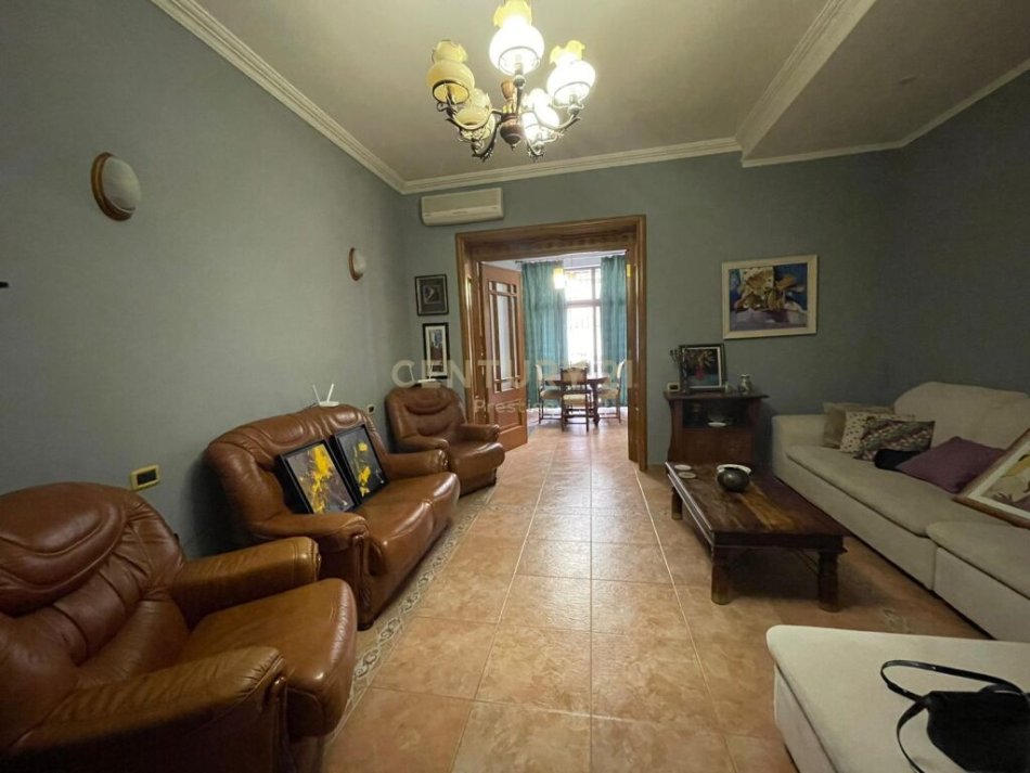 Tirane, jepet me qera apartament 2+1 , Kati 2, 650 € (Pallatet Agimi)