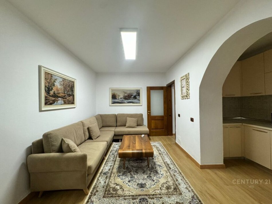 Tirane, jepet me qera 1+1 Kati 1, 450 € (tek Medreseja)