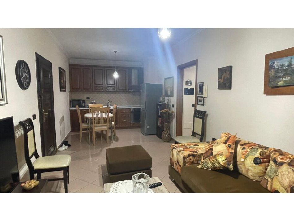 Tirane, jepet me qera apartament 1+1+Ballkon Kati 3, 500 € (rruga Him Kolli, midis Rruges se Kavajes dhe Myslym Shyrit, ne pallat te ri)