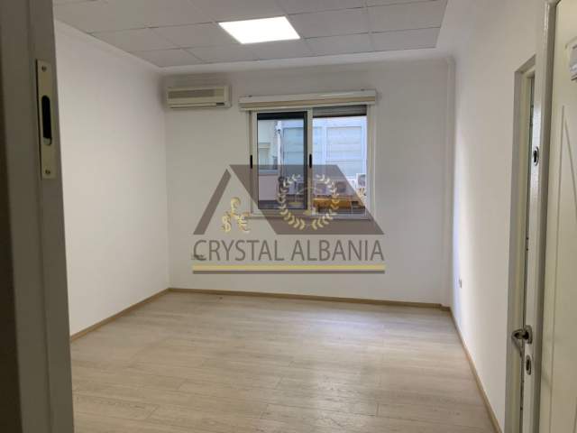 Tirane, jepet me qera apartament 2+1 Kati 2, 112 m² 600 Euro (Rruga Barrikadave)