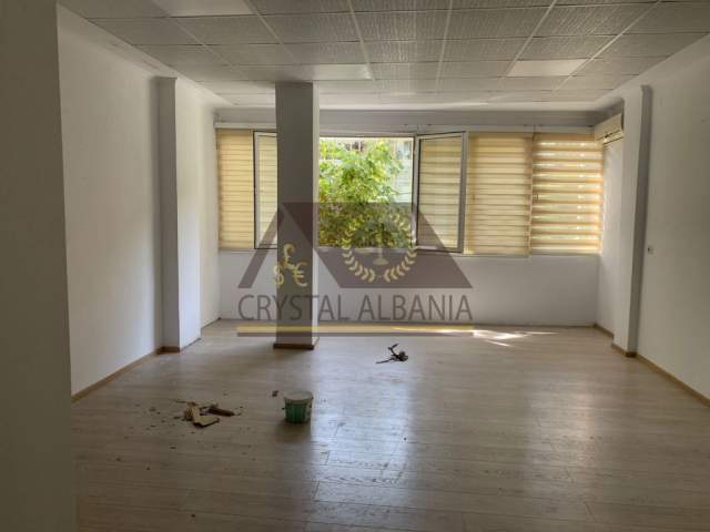 Tirane, jepet me qera apartament 2+1 Kati 2, 112 m² 600 Euro (Rruga Barrikadave)