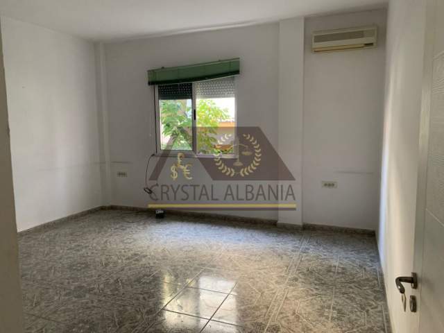 Tirane, jepet me qera apartament 2+1 Kati 2, 112 m² 600 Euro (Rruga Barrikadave)