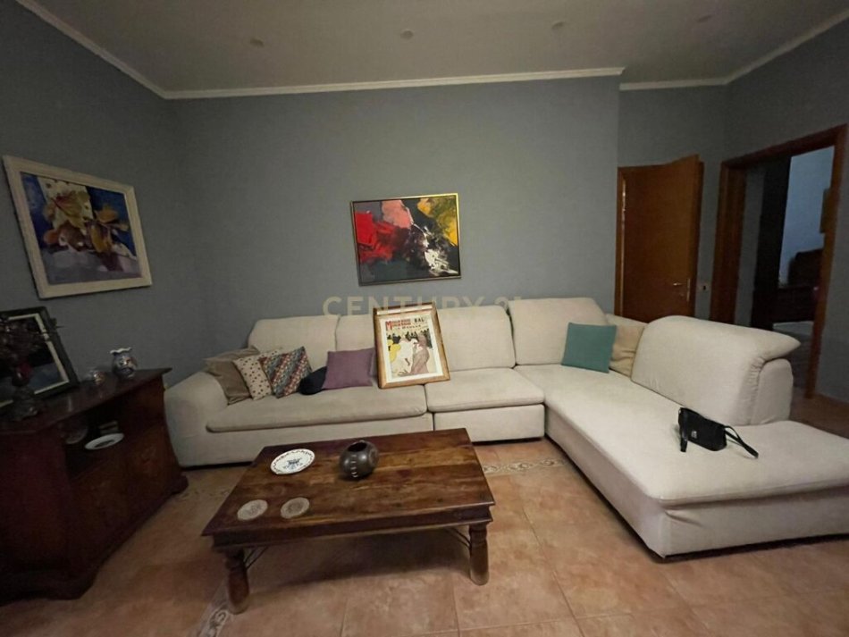 Tirane, jepet me qera apartament 2+1 , Kati 2, 650 € (Pallatet Agimi)